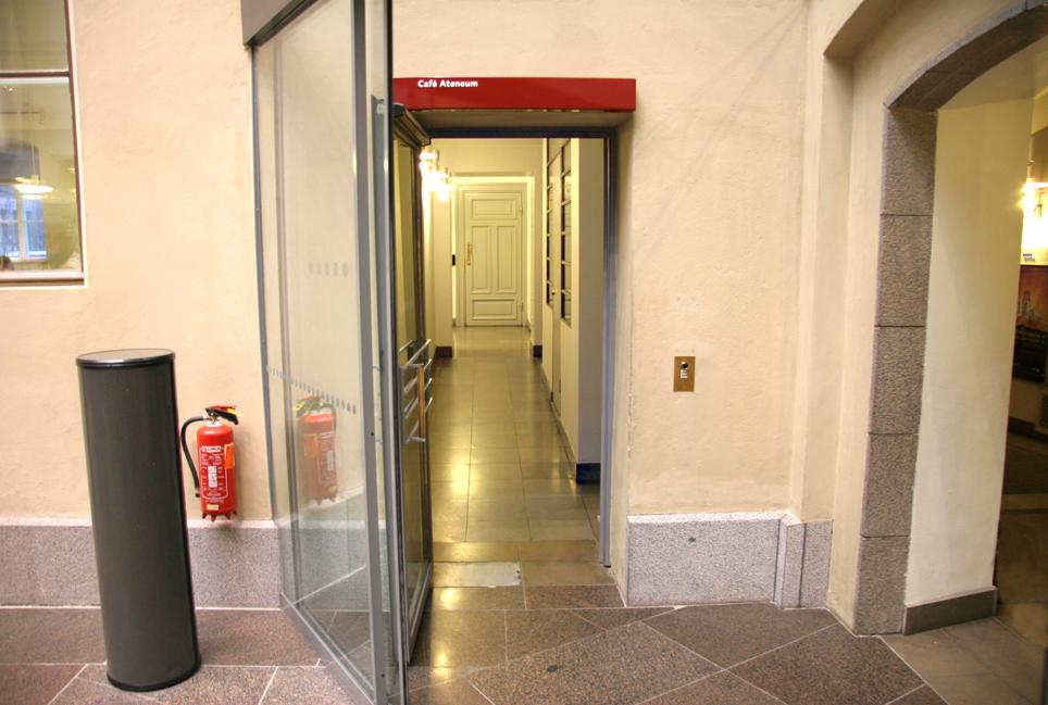 7. Nivåskillnaden mellan entréhallen och kaféet har inga hinder tack