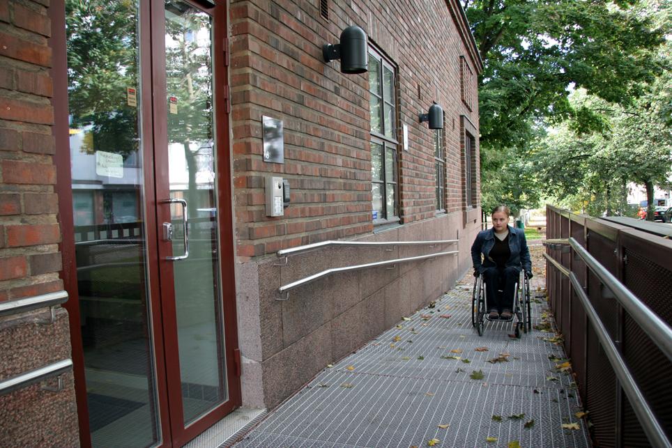 8. Rampen som leder till kyrkoentrén är i sträckmetall.