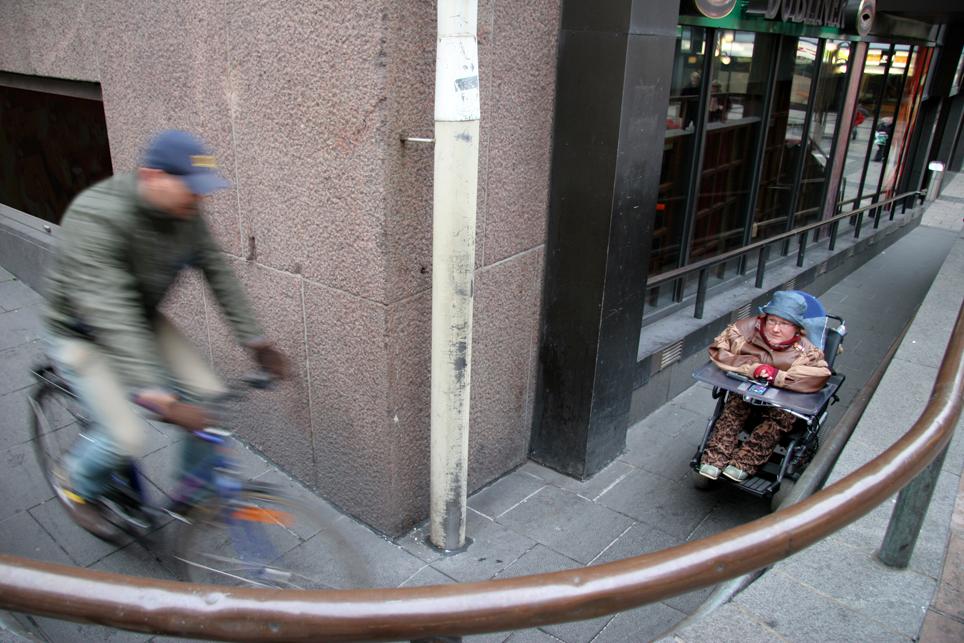 9. På denna ramp kan två rullstolar inte mötas. Situationen blir farlig p.g.a. att den andra ändan inte syns från rampens början.