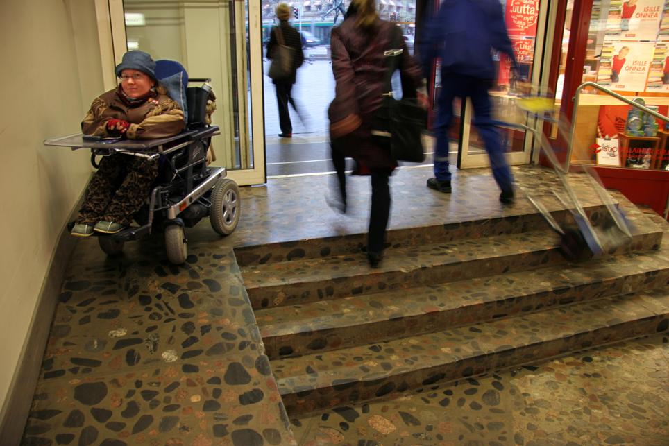 13. Denna ramp är mycket farlig. Den är för smal och det finns inga ledstänger.