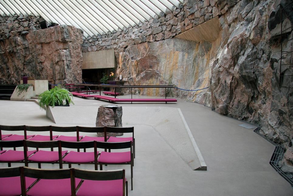 14. Denna lilla ramp som leder till altaret är ursprunglig och byggd på
