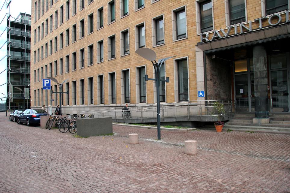 1. Den långa rampen som leder till entréavsatsen har byggts i efterhand.