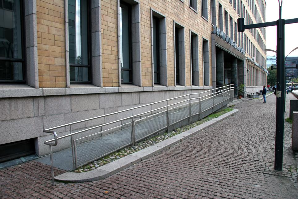 2. Rampen skall ha ändamålsenliga ledstänger på vardera sidan.
