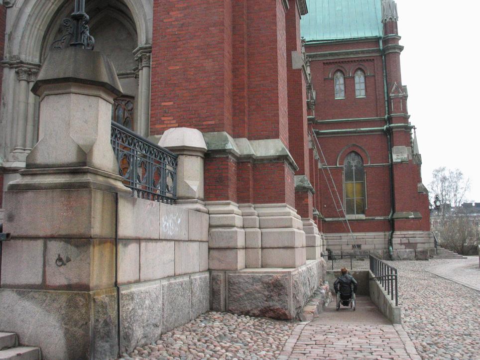 3. Rampen leder neråt till samma nivå som kyrkans nya krypta.