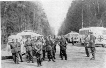 Motorcyklister i Rödakorsdetachementet till att bussarna fick köras in en åt gången med en svensk chaufför och en tysk vakt.