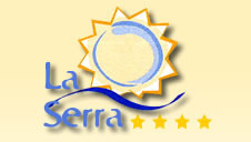 Privat semesterboende La Serra ligger i den lilla italienska badorten Baia Domizia i den nordliga delen av Kampanien, 6 mil norr om Neapel och 18 mil söder om Rom.