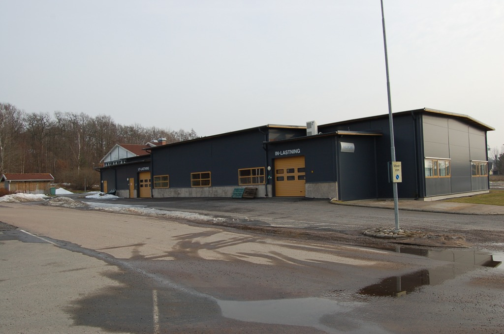 Kontor/lager, Nol Rödjans väg 7 Beskrivning Lokal för blandad användning bestående av 1200 m² kontor, 950 m² lager-/testning- /produktionsyta och 350 m² stödutrymme och cafeteria.