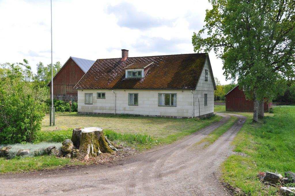 Gård 1,5 ha sydöst Hörby Lantgård om ca 1,5 ha på högt, fint läge i Henset 15 km sydöst Hörby.