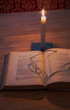 OKTOBER HÖSTLOV! NOVEMBER Spöken, skelett och döskallar Måndagen den 26/10 kl. 10.00 Gör läskiga halloweendekorationer hos oss. Vi pysslar otäckheter tillsammans. För barn mellan 3-12 år.