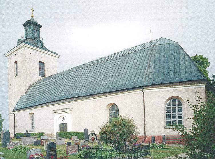 T.v. Bild 29. Långhusets södra takfall med ny plåttäckning. Foto: Boel Melin. T.h. Bild 30. Ny plåttäckning över kor. Foto: Boel Melin. T.v. Bild 31. Kila kyrka år 2000.