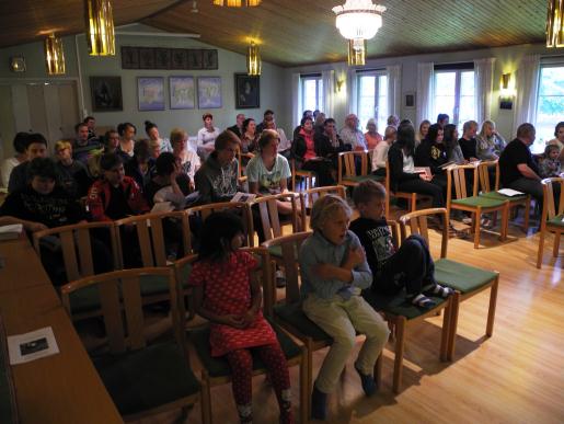 Julblommor eller julkort till våra äldre föramlingmedlemmar Från och med i år kommer föramlingen och föramlingkåren att i Adventtid kicka julkort itället för att dela ut julblommor till våra äldre