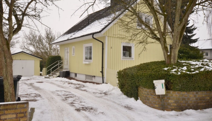 Län Skåne Gatuadress Kommun Östra Göinge Storlek 3 rum (2 sovrum) / 94 m² Område Knislinge Tillträde tidigast Enligt överenskommelse " Tomten är kanon, insynsskyddad