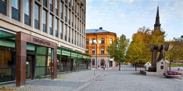 Södertälje central (Södertälje Centrum). Stationsbyggnaden byggdes 1910 och används fortfarande.