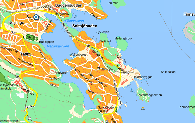 Liten diskret badplats med sandstrand.