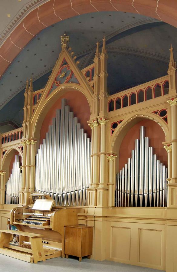 orgel är ett klaverinstrument, vilket betyder att spelaren får instrumentet att ljuda genom att trycka ner tangenter på ett spelbord, en klaviatur. Den är också ett slags blåsinstrument.
