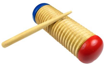 xylofon familj av slaginstrument med stämda stavar eller plattor av trä (ofta med resonatorer) som anslås med klubbor.