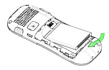 8 4 KOM IGÅNG MED DIN TELEFON Innan du kan använda telefonen måsta ett SIMkort monteras. Var aktsam med SIM-kortet då dess kontaktytor lätt kan skadas. 4.1 Sätt i SIM-kort och batteri Stäng av telefonen och dra ur strömadaptern.