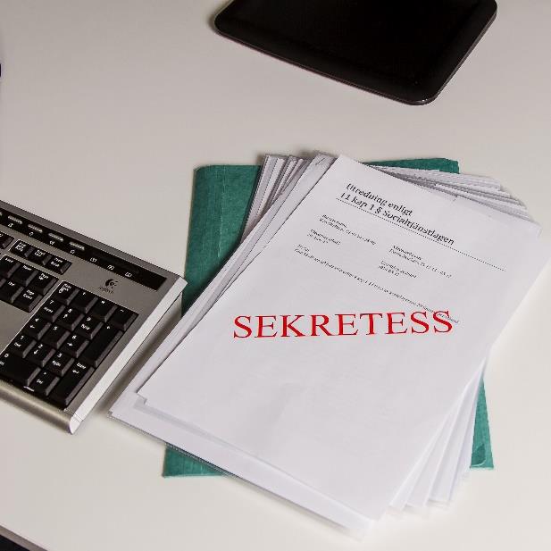 Det är inget tvång att berätta för föräldrarna att man tänker anmäla barnets situation. Men ofta är det bra att i förväg förklara för föräldrarna varför det görs. Men det är inget tvång.