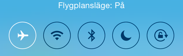 Öppna kontrollcentret genom att dra fingret uppåt på skärmen från skärmens nedre kant. 2. Tryck på symbolen för flygplansläge.