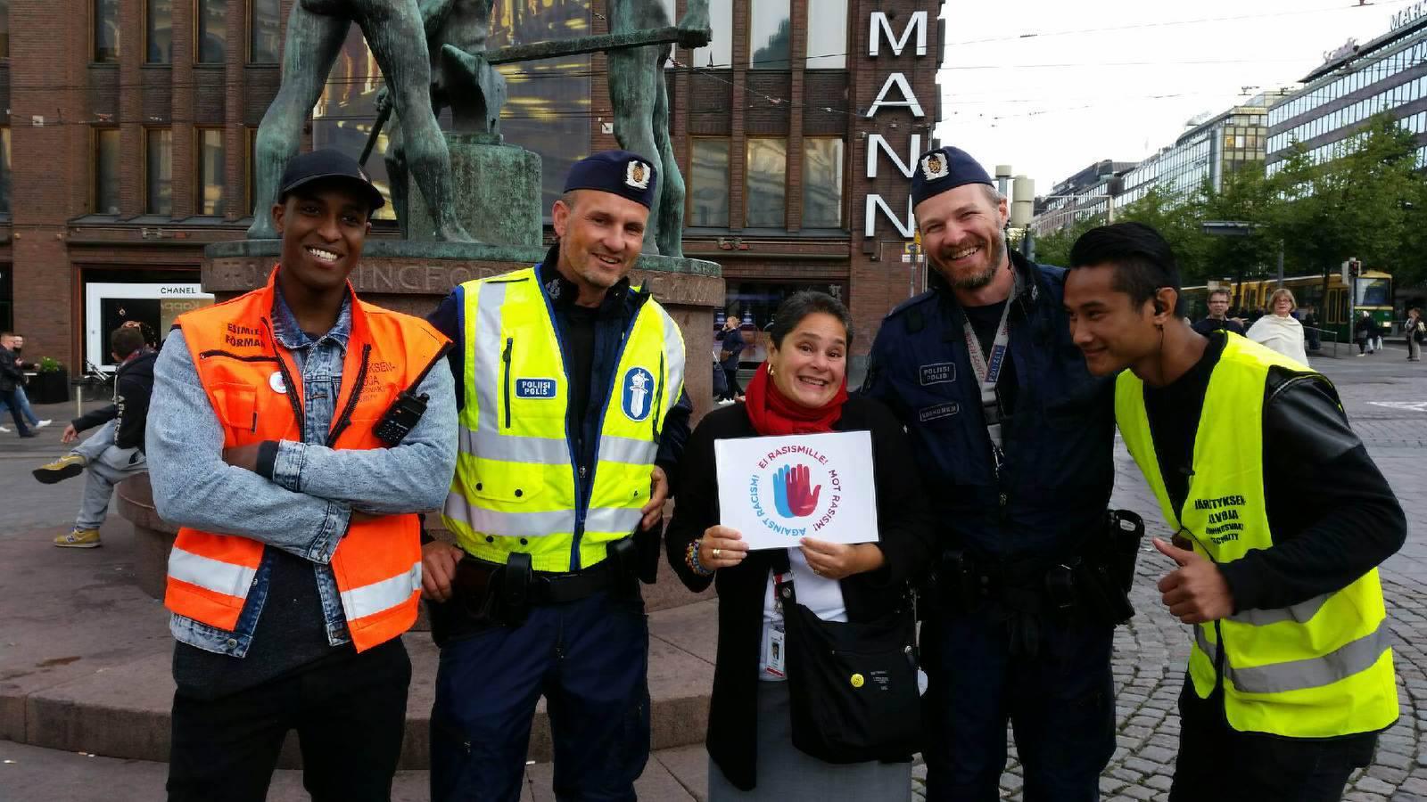 Vi föreställer oss följande situation: Du köar till en restaurang klädd i typisk romsk dräkt. Dörrvakten ber att få se ditt ID-kort. Du visar ditt ID, men han släpper fortfarande inte in dig.