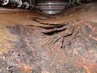 hålvägen upprätthölls under uttag av det andra hålet och under uppvärmningsfasen. Figur 26-3 (övre vänstra) visar försöksgeometrin med de två närbelägna hålen i golvet av en tunnel med rundat golv.