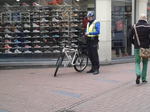 För att komma i fråga för dessa högt rankade tjänster krävs minst 10 år poliserfarenhet. Efter ansökan sker urval genom intervjuer och tester.