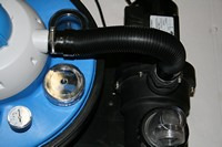 Koppling till anslutningsslangen från pumpen Öppning i locket till UV-ljus "Fästpunkt" på locket Filterlock "Fästpunkt" vid renvattenkammaren Packning Renvattenkammare Skiss över filtertankens utsida