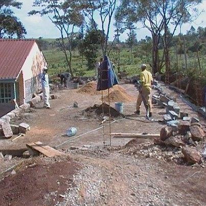 vare din hjälp har vi kunnat fullfölja vårt mål att starta den första gymnasieskolan för fattiga slumungdomar i Nairobi, Kenya.