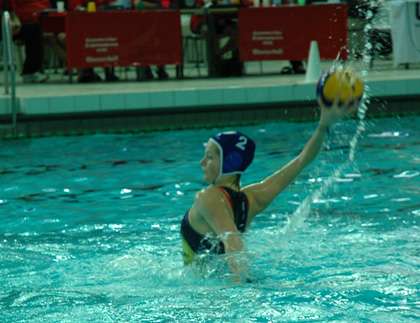 Polokommittén Järfällas Loise Hazell laddar för skott mot Ryskor i Europacupen. Damerna siktar mot JEM spel 2011.