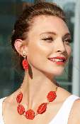 KORALLFÄRGAD DESIGN NYHET LIMITED EDITION NYHET LIMITED EDITION YOUTH EN TURKOS TOUCH Coralla Earrings Örhängen med en korallfärgad polyresinsten insvept i guldfärgad tråd.
