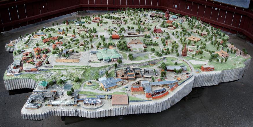 1. Stora entrén Matematiskt område: skala, längduppskattning, rimlighet. Gruppstorlek: 2-3 elever. Samla klassen vid modellen över Skansen och läs berättelsens början.