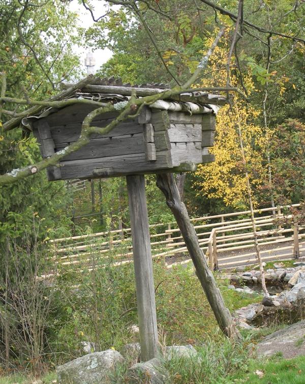Uppdrag 7:2 Samer har ett eget språk, samiska som är släkt med finskan. I Sverige pratar man tre olika dialekter av samiska: nordsamiska, lulesamiska, och sydsamiska.