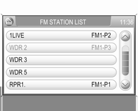 Radio 23 Den FM-station som spelas för närvarande är markerad med rött. Om en station sparats till en av stationsknapparna 1...6 visas dess frekvensband och knappens nummer i listan, t.ex. FM1-P3.