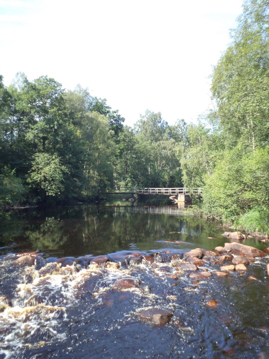 BROPROJEKTET Ny bro över Krokån Hösten 2013 dömde Länsstyrelsen ut den då befintliga gångbron över Krokån vid Kvarnen, vilket resulterade i att denna revs.