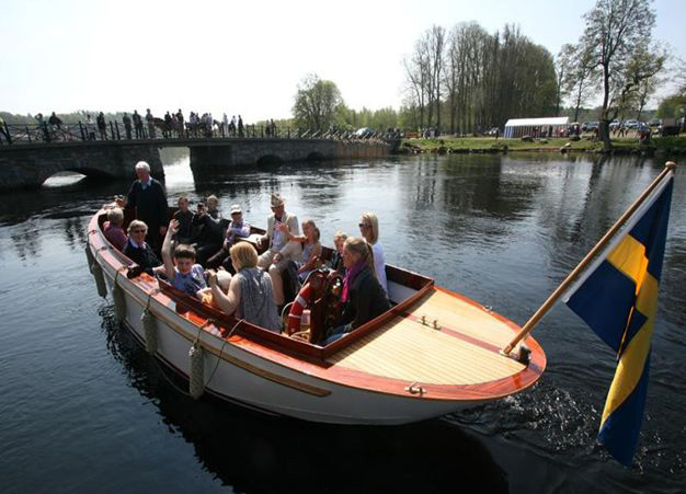 Slottsområdet PONNYRIDNING LEDGRUPPERNA Tid 11:00-17:00 Entré: 100 kr Är till för att få prova på att rida och lära sig de första