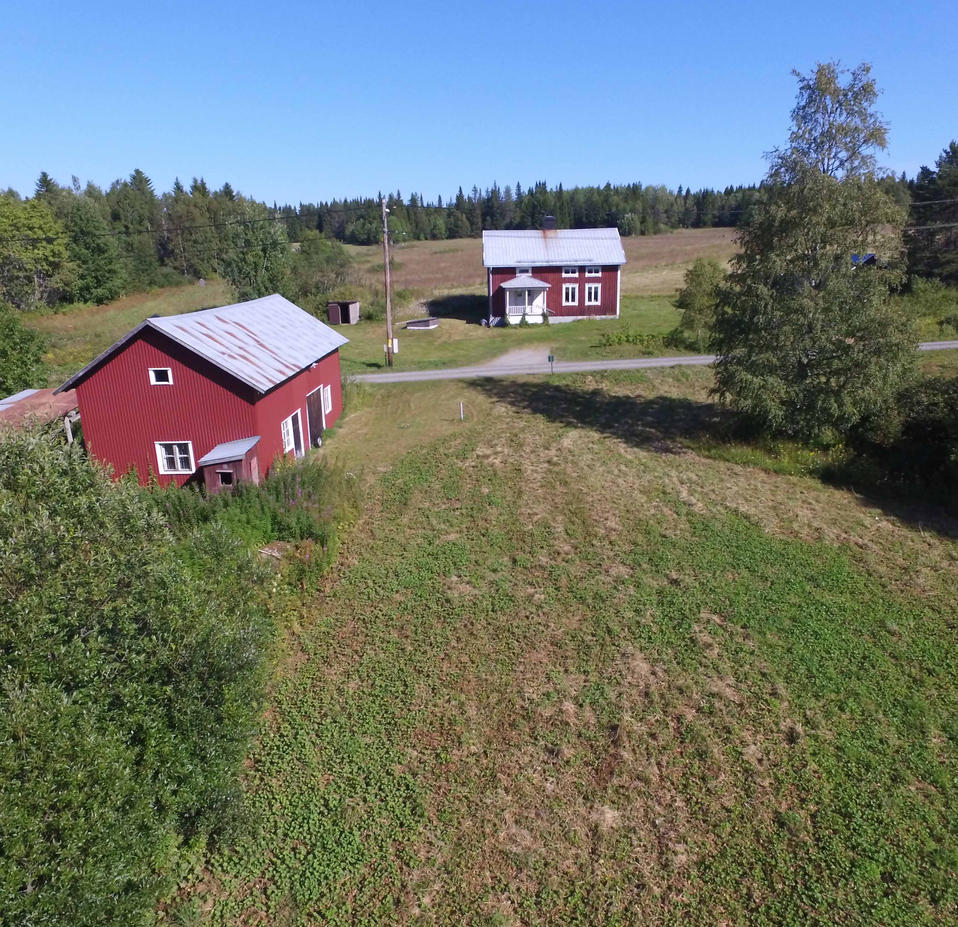 SAXEN Fastighet belägen i den lilla byn Saxen i södra Medelpads skogslandskap. Bostadshus i bra grundskick för året runt eller fritidsboende.