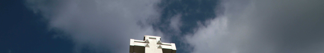 Tips 10 När du står på katedralstorget och tittar upp mot höjderna bakom katedralen ser du långt bort tre vita kors som reser sig mot himlen. De är både en symbol och landmärke för Vilnius.