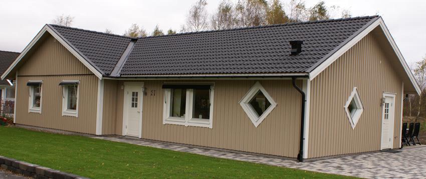 3- skikts Yttervägg, 285 mm isolering. Standardpanel grundmålad, 22x145 + 20x45. 1:a leverans, 24 m bil med släp Väggblocken tillverkas upp till 8,5 m långa.