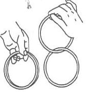Nu börjar nästa steg i tricket. 15, Ta med din högra hand ringarna som sitter ihop. 16, Dessa ringar delas ut till publiken som kan inspektera dem.