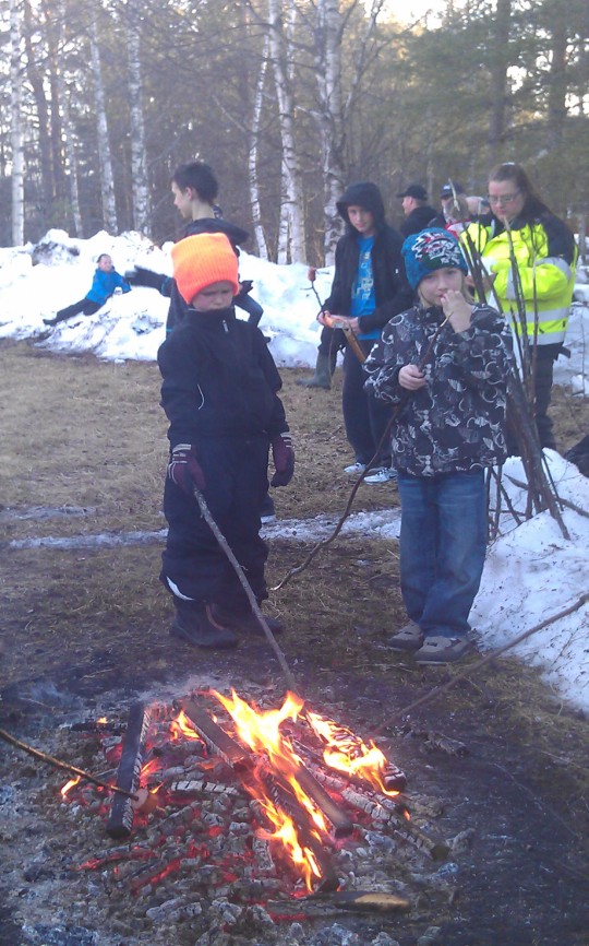 Valborgsmäss 2012 på Stallbacken och i Sikforsgården Ännu en gång och i mångårig fin tradition har vi firat Valborgsmäss på byns vackraste plats.