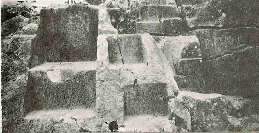 Dessa hittills oförklarade stenarbeten finns att beskåda på berget ovanför Cuzco i Peru på ca 3 500 meters höjd.