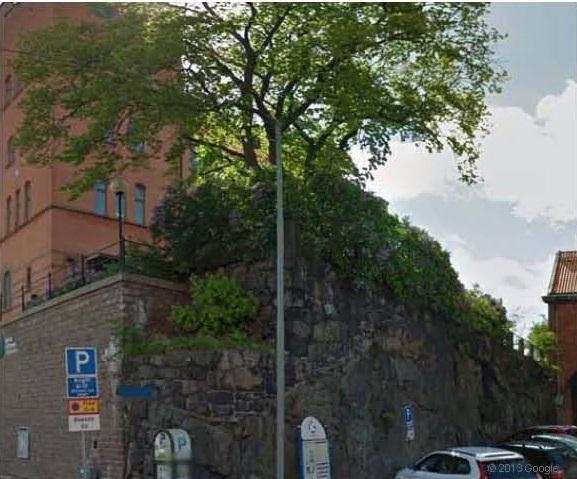 Hur många timmar per dag ska ni hacka ner lös sten efter varje sprängning? Svar: Vid skrotning måste vi knacka ner all lös sten från tunneltaket och bergsväggarna.
