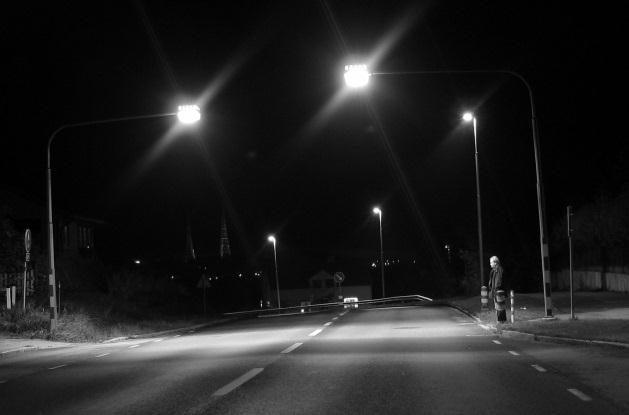 Figur 26 visar ett exempel på assymmetriskt placerad intensivbelysning i en förhållandevis mörk miljö. Både en ljusklädd och en mörkklädd fotgängare blir synlig mot den mörka bakgrunden.