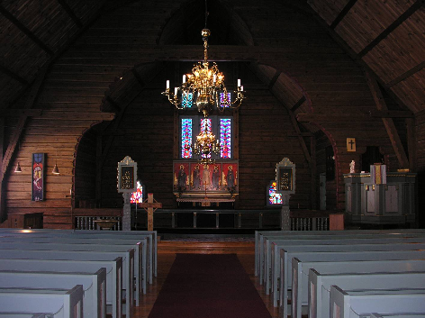 Invändigt har kyrkan slätbilade timmerväggar och öppen takstol med fempassformad öppning mot koret. De i huvudsak oljade ytorna har dekorerats med snidade och karvade detaljer, målade i rött och guld.