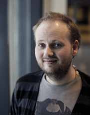 Han säger: Jag är jättetacksam och inspirerad av mitt nya jobb. Jag har redan fått delta i projektets första utbildningsveckoslut i februari. Till sin utbildning är Calle kulturproducent.