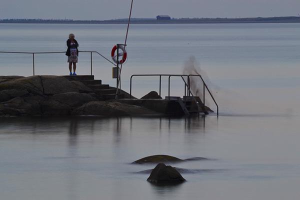 Min bilder: Landvettersjön kl 21.00 Mjukt vatten och bergsilhuetter. Långexponeringstid för att släta ut vågorna i vattnet. Mjukt vatten i skymningen.