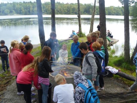 Den 31/8 var fyrorna och femmorna vid Bastasjön och hade heldagsstudier i naturen. De fick lära sig om Allemansrätten, jobba med svampar, mossor och lavar, rita småkryp och ha trädkurs.