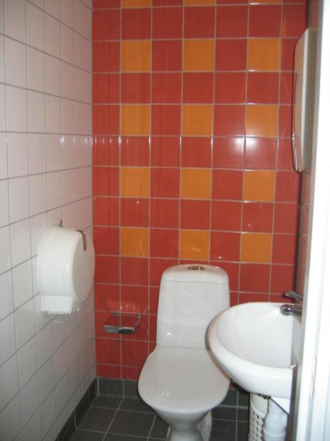 Principskiss Exempelbild 14. Kontrastmarkering bakom toalettstol. Exempelbild 15. Uppställningprincip WC.