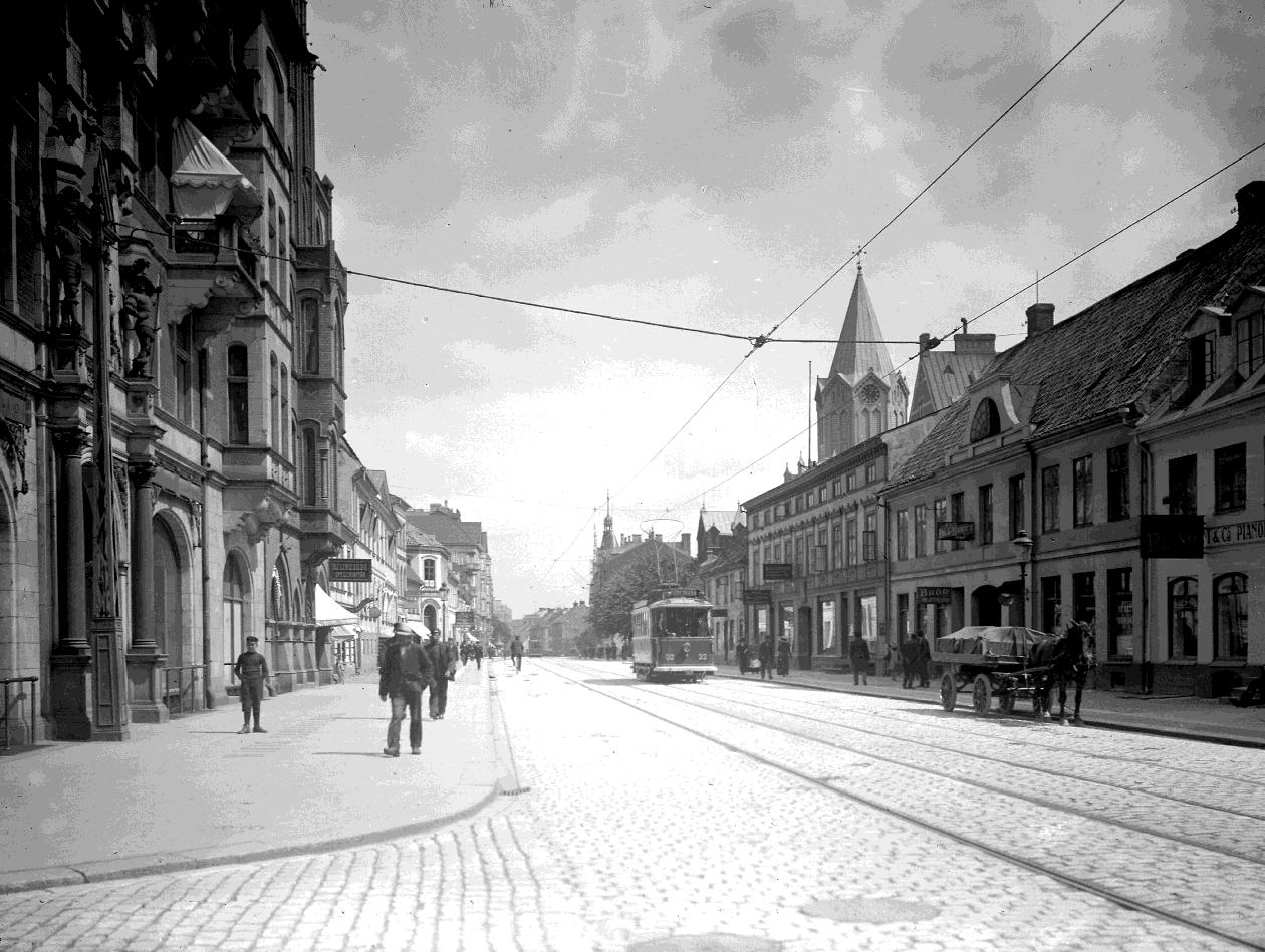 Östergatan i Malmö, med Caroli kyrka i bakgrunden ca 1910. Så här såg alltså Malmö ut då mormor växte upp där.