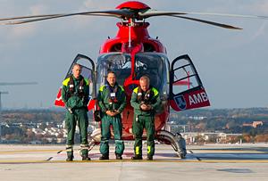 Om luftburna ambulanstjänster Luftburna ambulanstjänster består av ambulanshelikopter och ambulansflygplan (fixed wing) Luftburna ambulanstjänster är en viktig del av